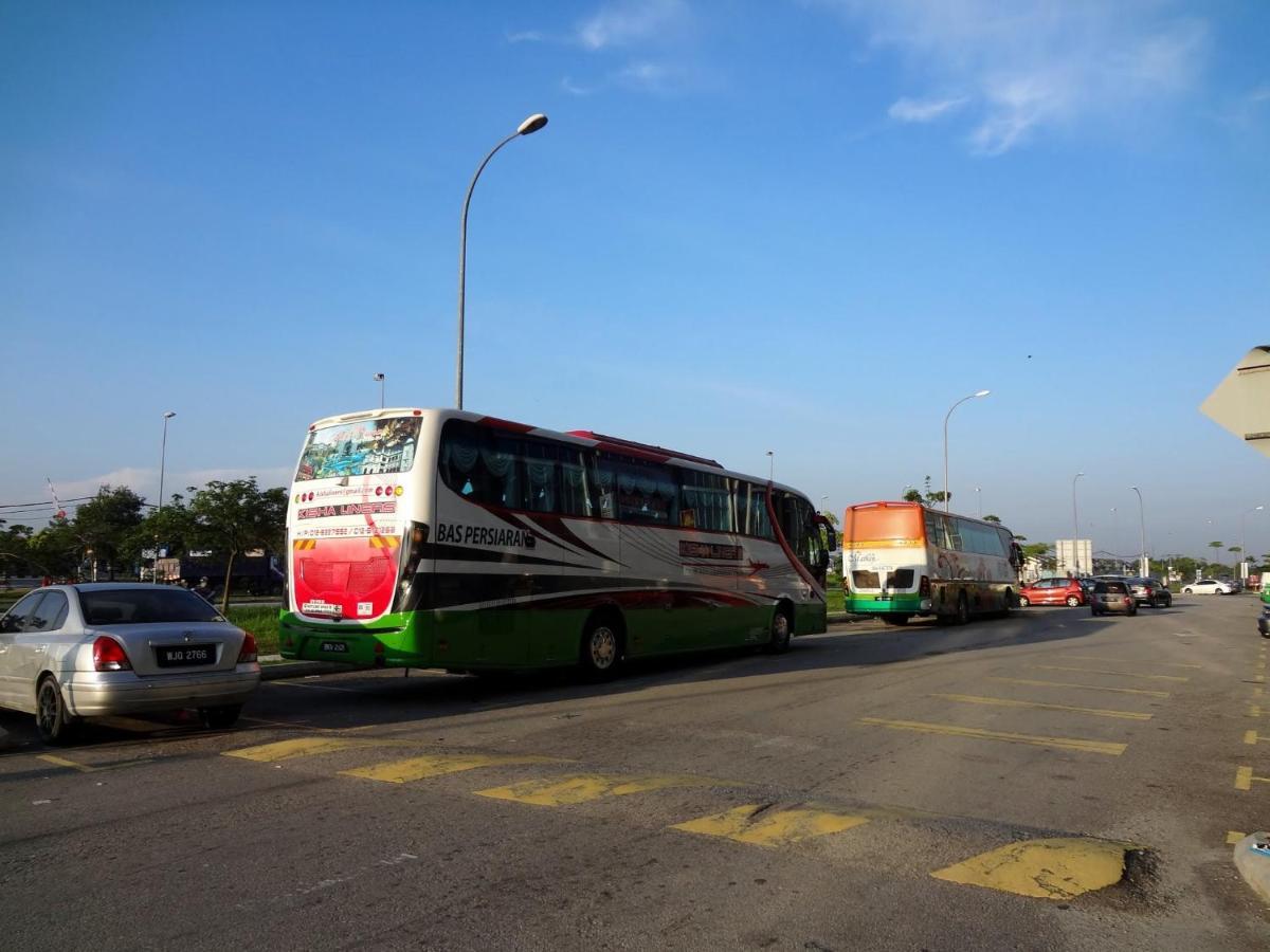 Comma Hotel Bandar Saujana Putra Buitenkant foto